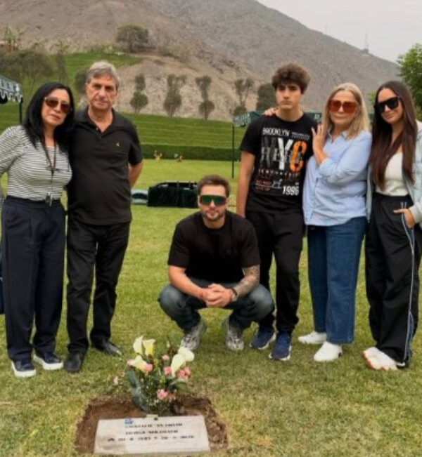 Nicola Porcella se toma foto en la tumba de su primo