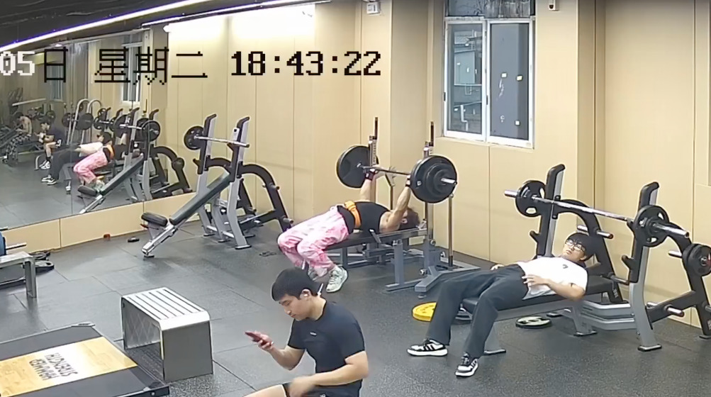 Hombre es aplastado por pesas en gym y nadie lo ayuda