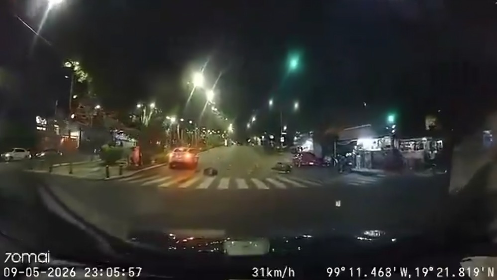 ¿Qué se sabe de motociclista que chocó contra Tesla