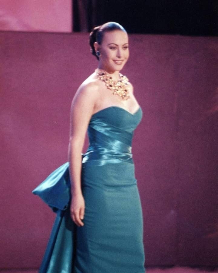 Vanessa Guzmán causa sensación como reina de belleza a los 50 años