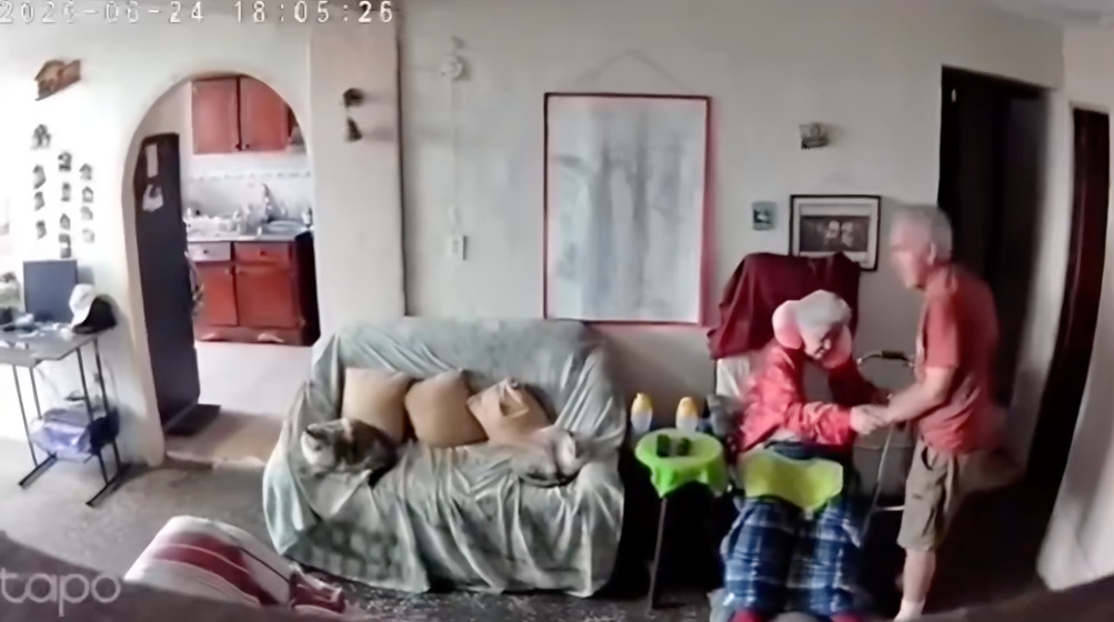 Abuelito protege a su esposa en terremoto de Venezuela