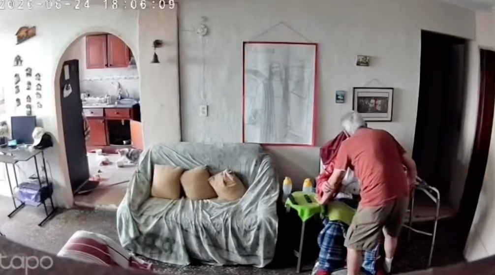 Abuelito protege a su esposa en terremoto de Venezuela