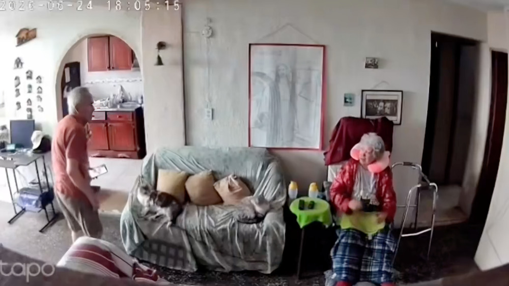 Abuelito protege a su esposa en terremoto de Venezuela