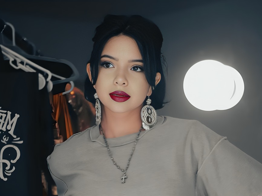 Ángela Aguilar reaparece con cambio de look