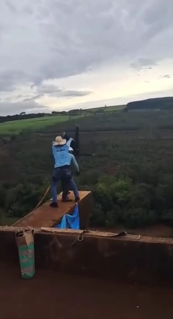 Un video captó el momento en que la participante de bungee fue lanzada sin estar asegurada.