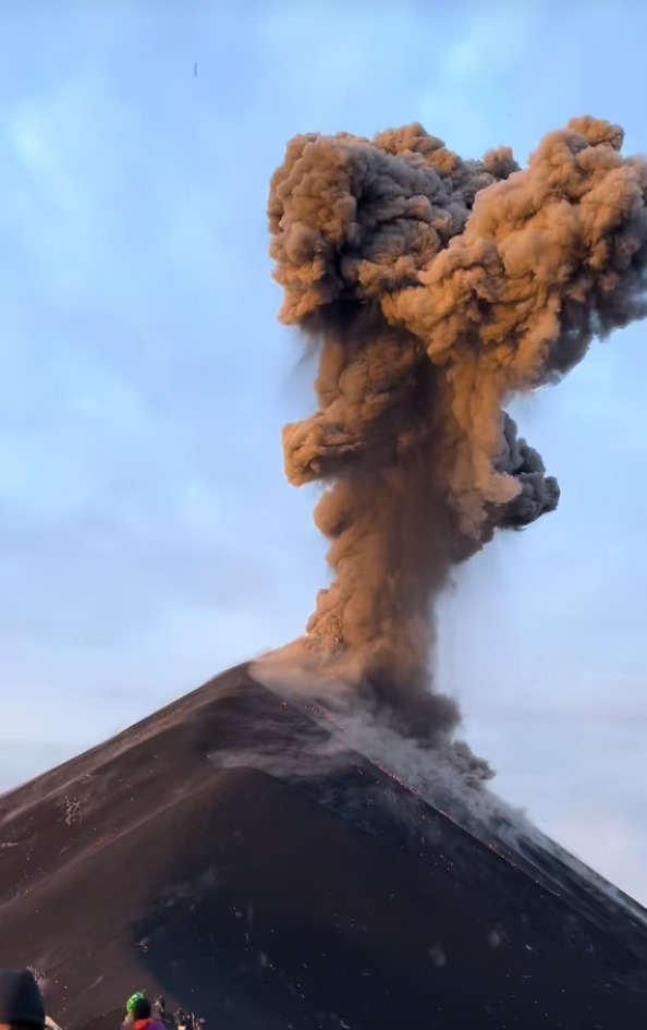 Cae lava a turistas mexicanos de volcán de Guatemala