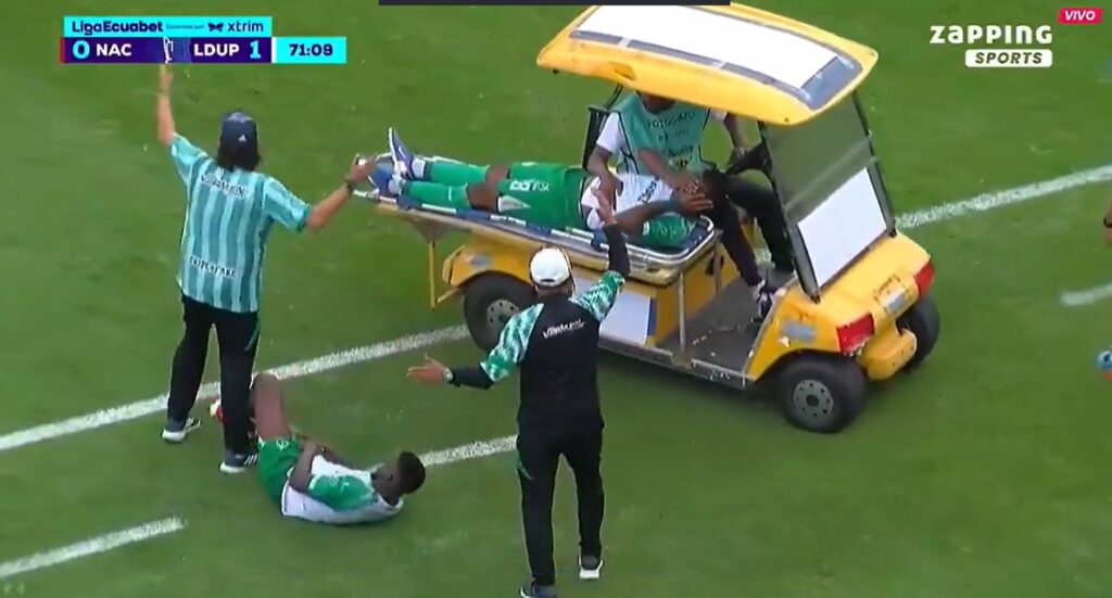 Carrito médico atropella a futbolista en Ecuador