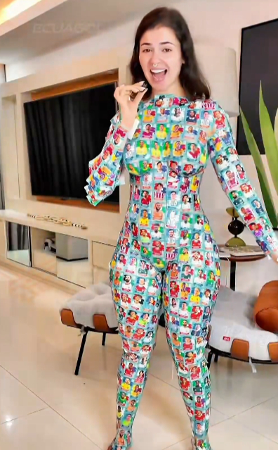 Mujer con estampas del Mundial 2026