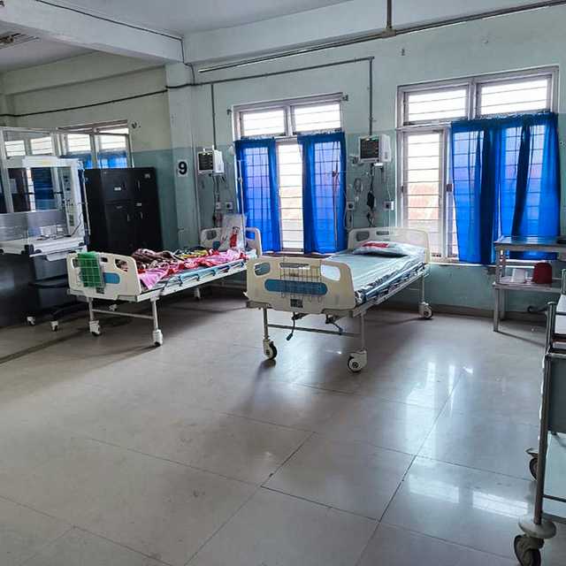 Médico fractura pie de niña