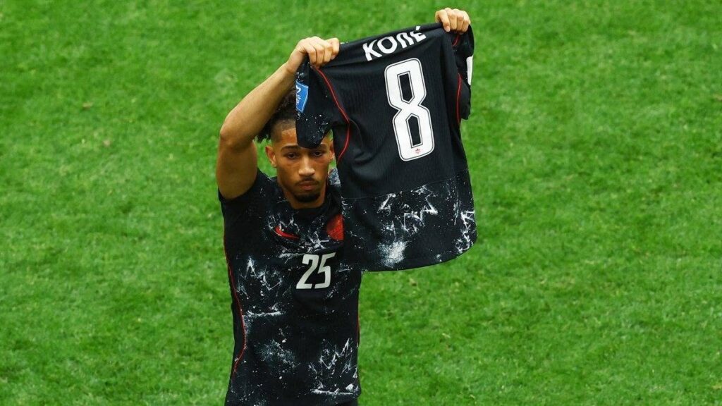 Momento en que Ismaël Koné sufrió la lesión durante el partido entre Canadá y Qatar
