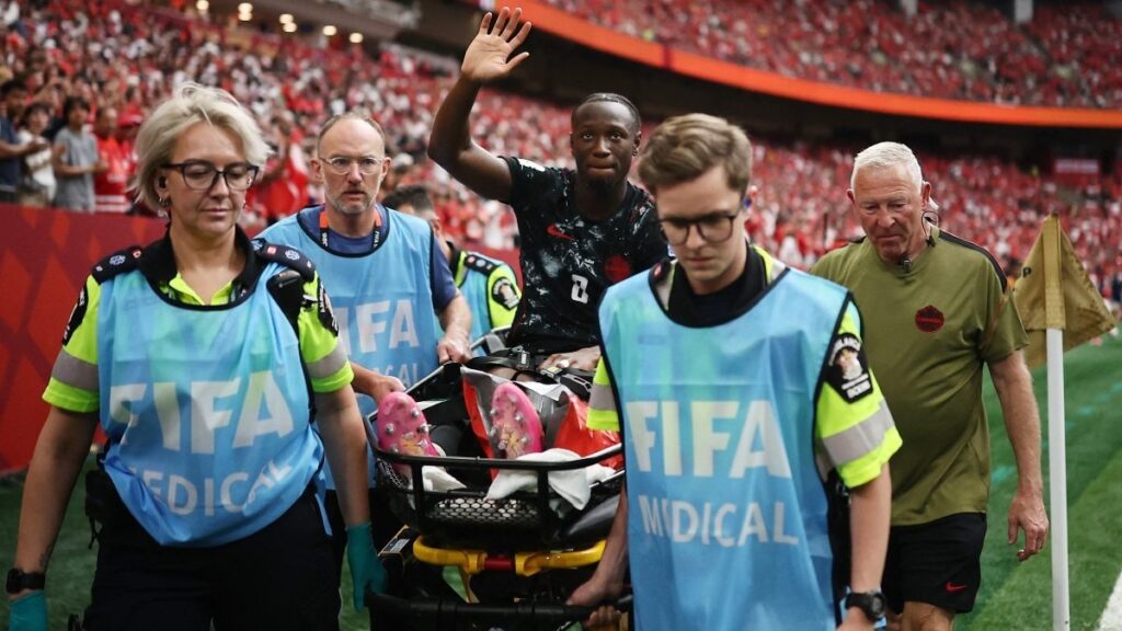 smaël Koné abandona el campo en camilla tras sufrir una grave lesión durante el Canadá vs Qatar.