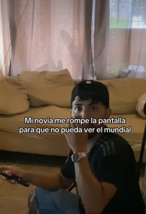 Joven rompe pantalla de su novio