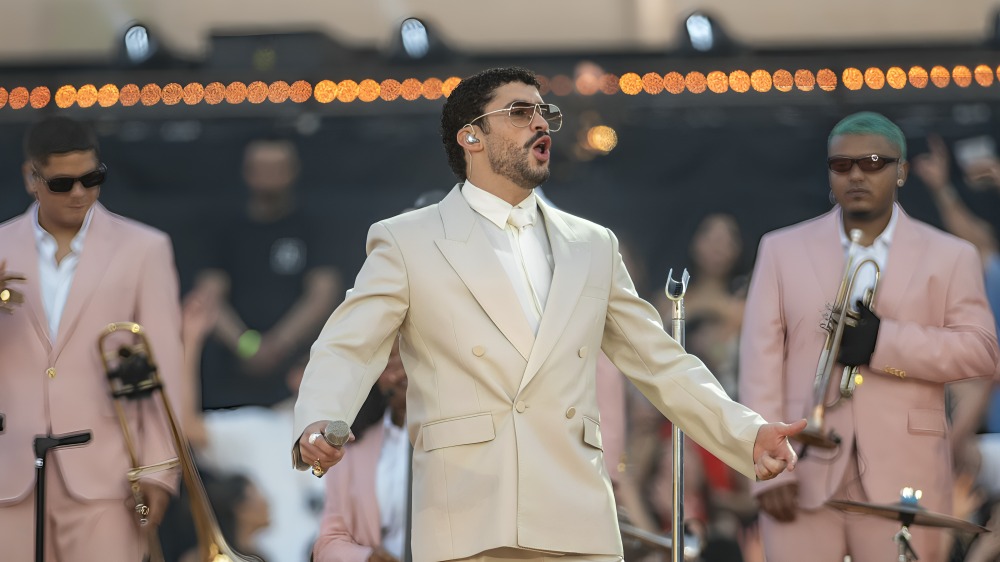 Modelo roba la atención de Bad Bunny