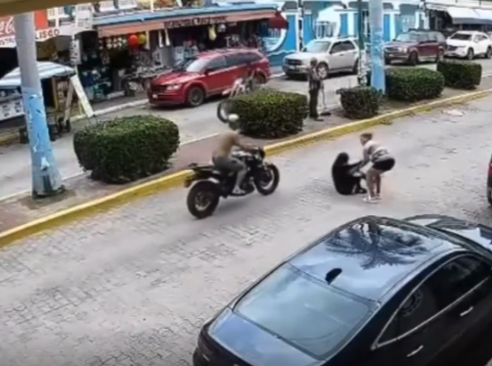 Así fue como motociclista tiró a mujer 