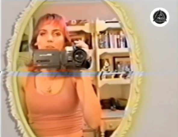 Mujer abre portal al poner dos espejos de frente