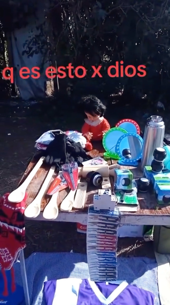 Muñeca sonríe de forma perturbadora en tianguis
