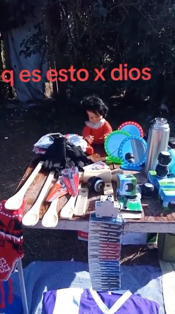Muñeca sonríe de forma perturbadora en tianguis