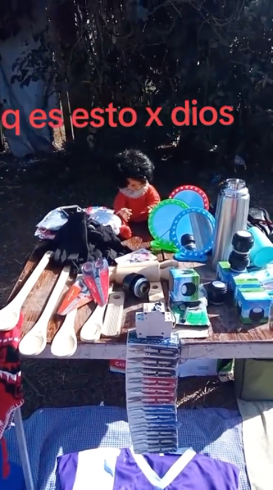Muñeca sonríe de forma perturbadora en tianguis