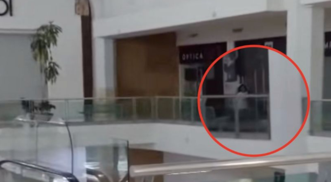 Niña fantasma asusta en plaza comercial durante la noche