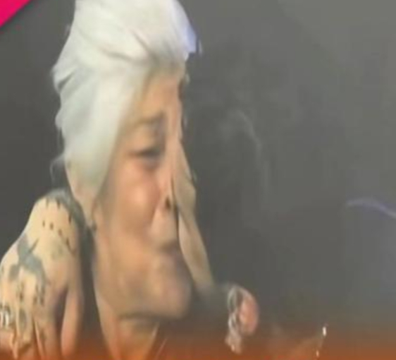 Nodal besa en la boca a fan durante concierto 