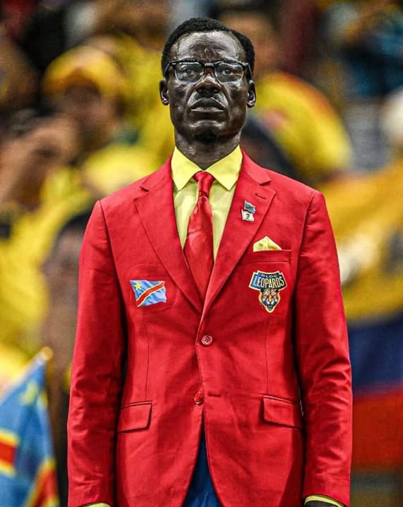 Aficionado estatua del Congo se viraliza