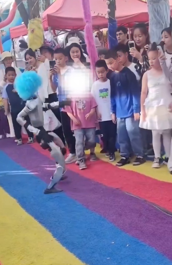Robot golpea a niño durante presentación de baile en China