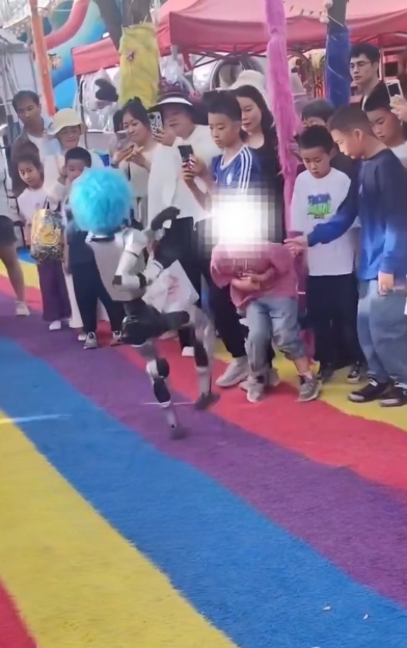 Robot golpea a niño durante presentación de baile en China