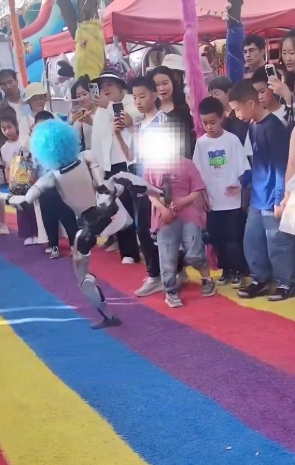 Robot golpea a niño durante presentación de baile en China