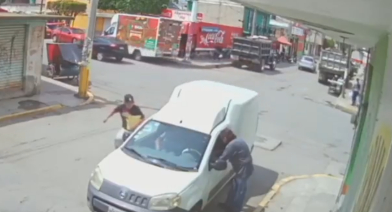 Vendedor de dulces agrede a automovilista