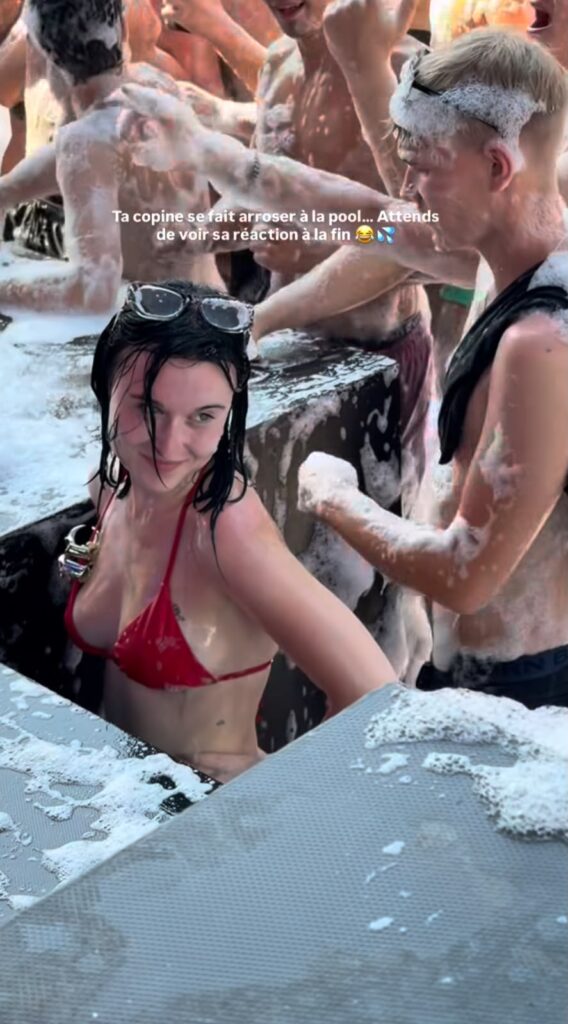 Aora DJ durante la fiesta de espuma que la convirtió en un fenómeno viral.