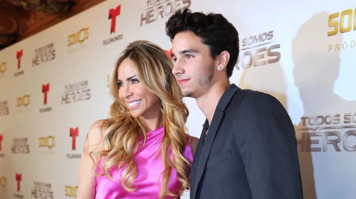 Reportes señalan que Aylín Mujica habría acompañado a su hijo por videollamada durante la emergencia.