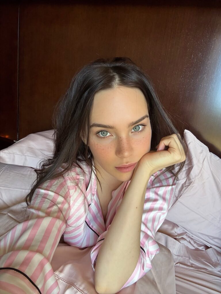 Belinda responde con fotos a burlas tras error sobre frase "¿y si sí?" 