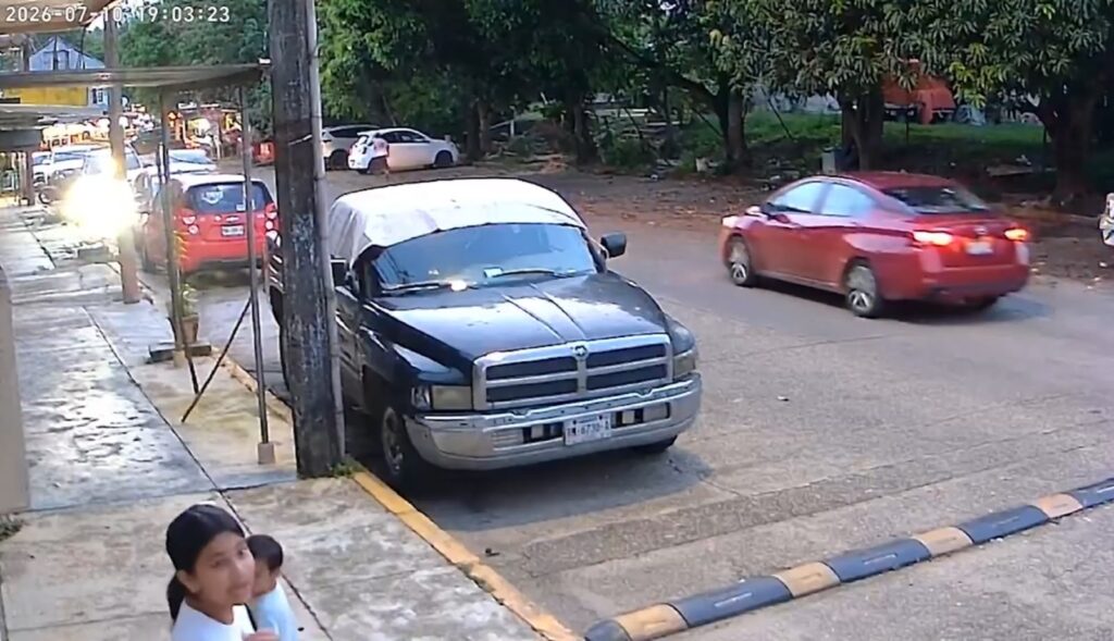 Familia corre para evitar ser embestida por una camioneta que circuló sobre la banqueta