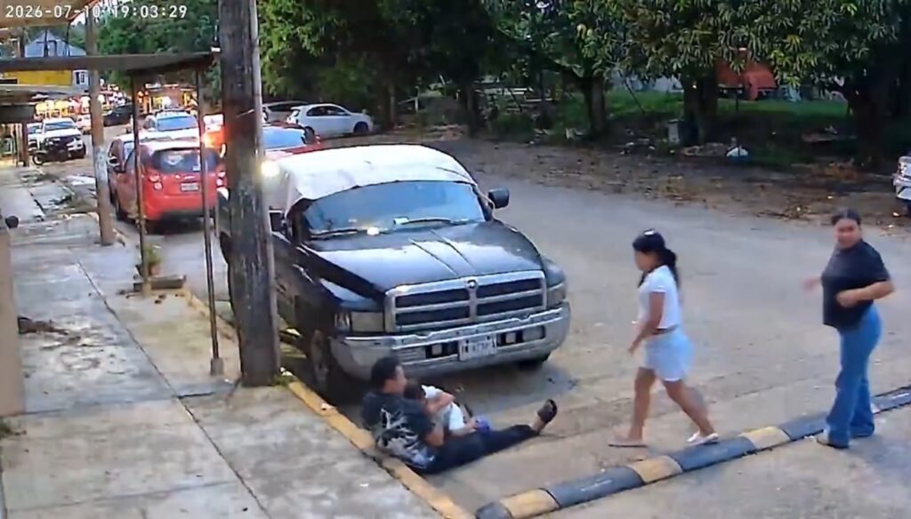 Momento en que una camioneta se sube a la banqueta y pone en riesgo a una familia en Veracruz.