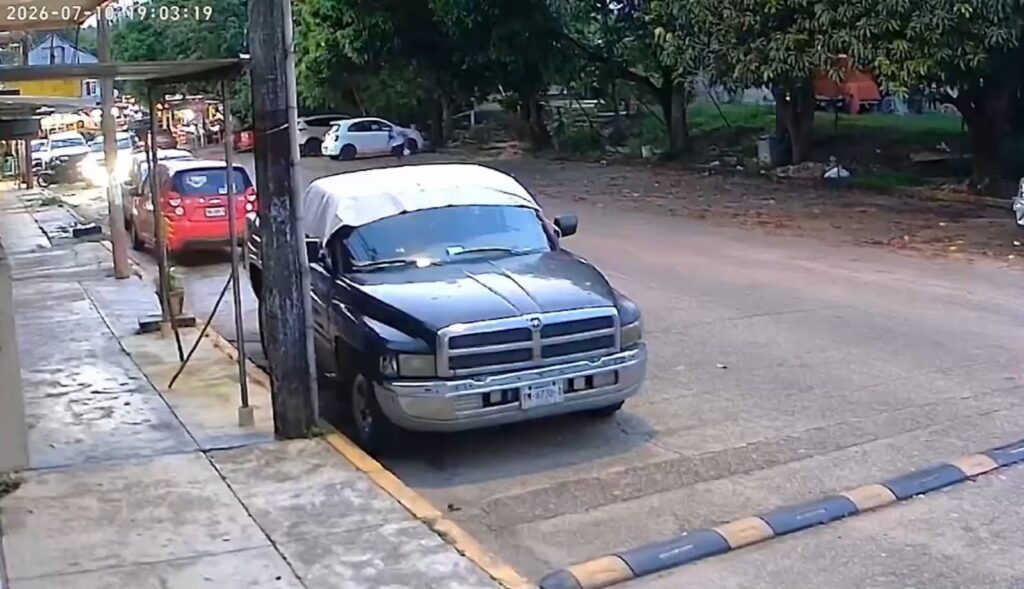 Conductor invade la banqueta y una familia logra escapar de ser atropellada en Cosoleacaque, Veracruz.