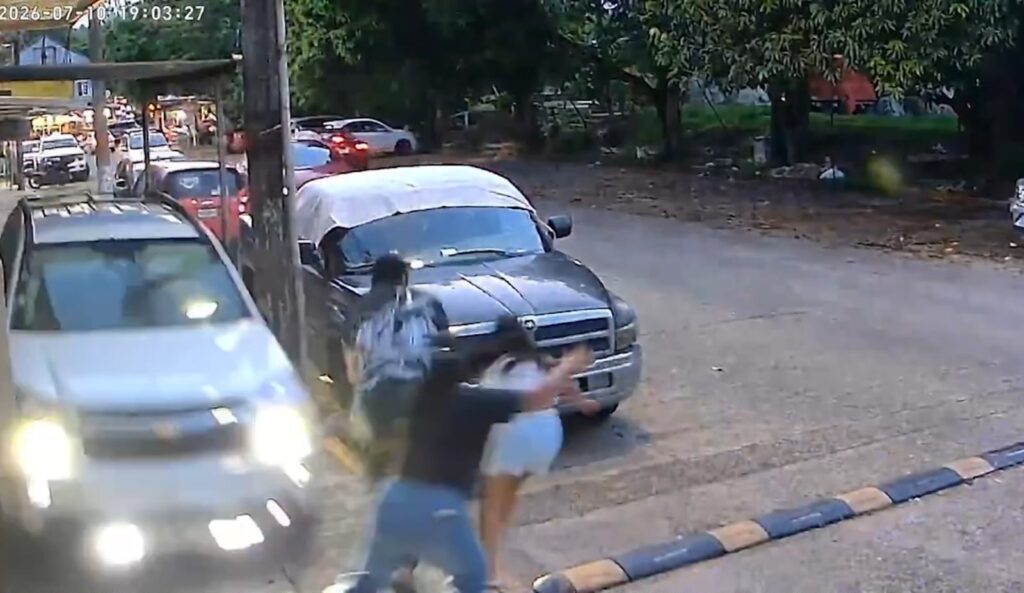 Camioneta fuera de control invade la acera donde caminaban cuatro personas en Cosoleacaque