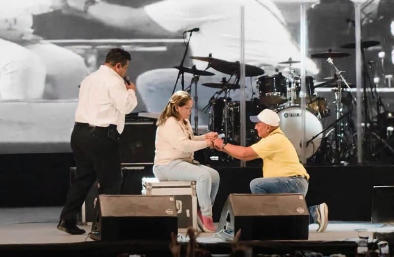 La propuesta de matrimonio en el concierto
