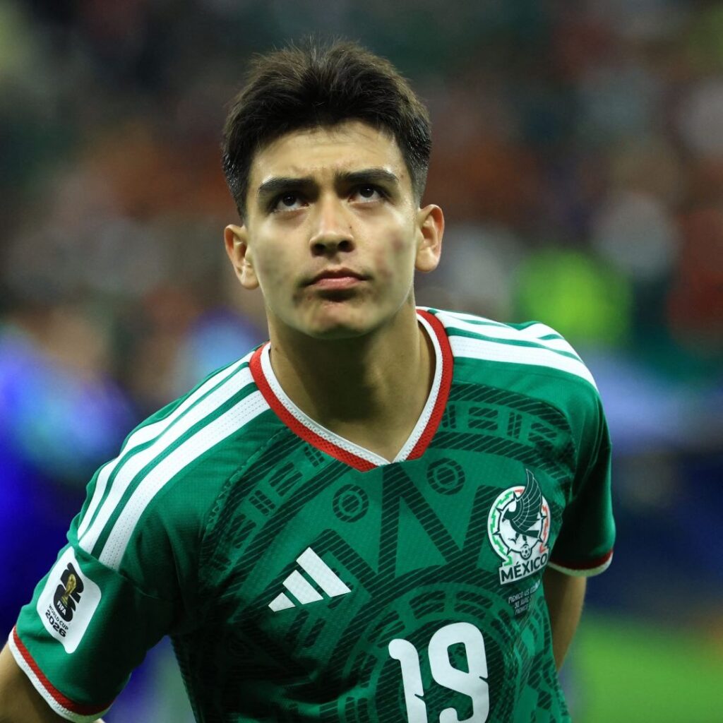 Gilberto Mora combina sus estudios de preparatoria con su participación en la Selección Mexicana.