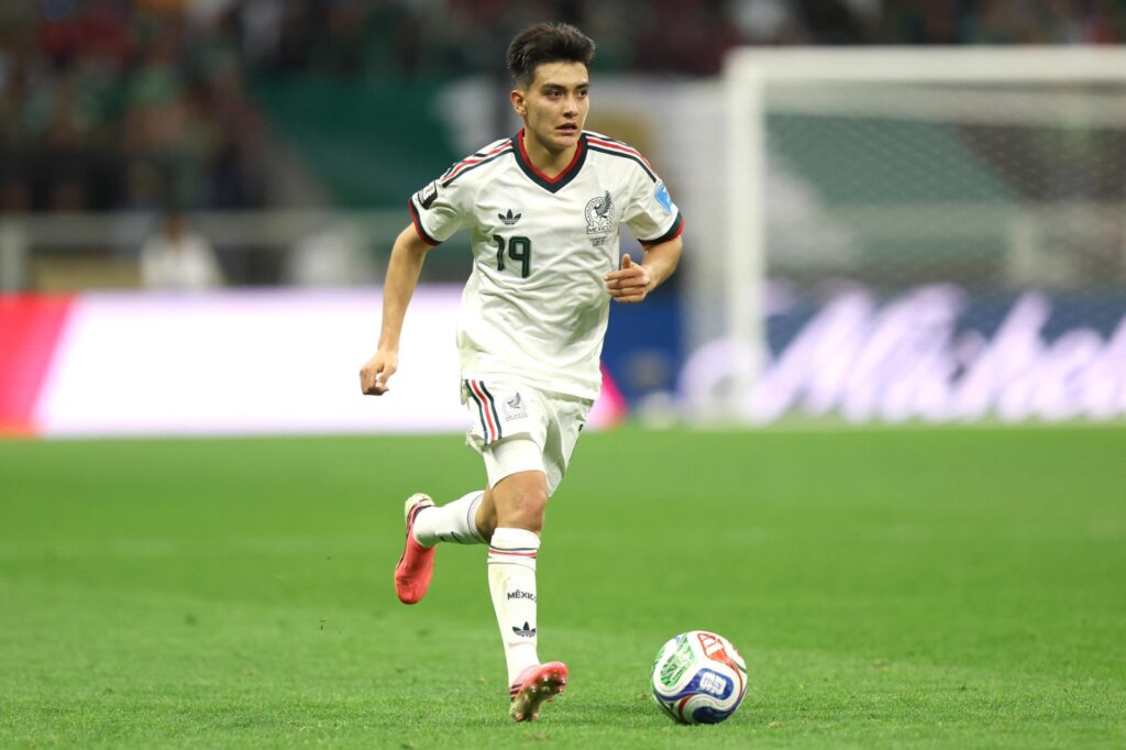 Gilberto Mora combina sus estudios de preparatoria con su participación en la Selección Mexicana.
