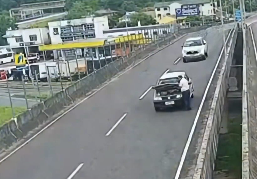 Auto embiste a hombre en puente