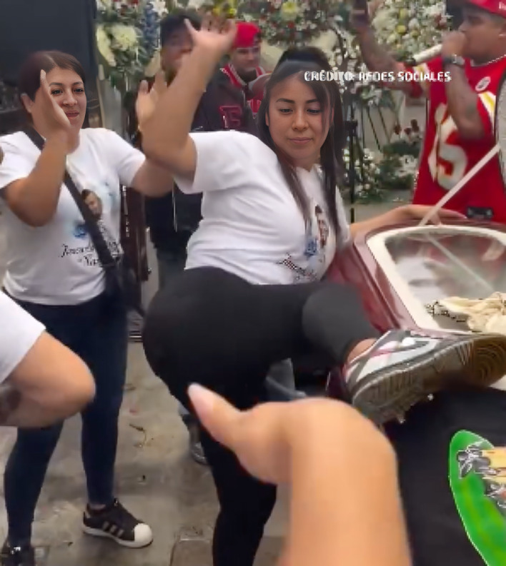 Mujer despide a su esposo perreando junto a su ataúd