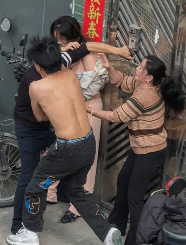 Pelea familiar se desata en plena calle