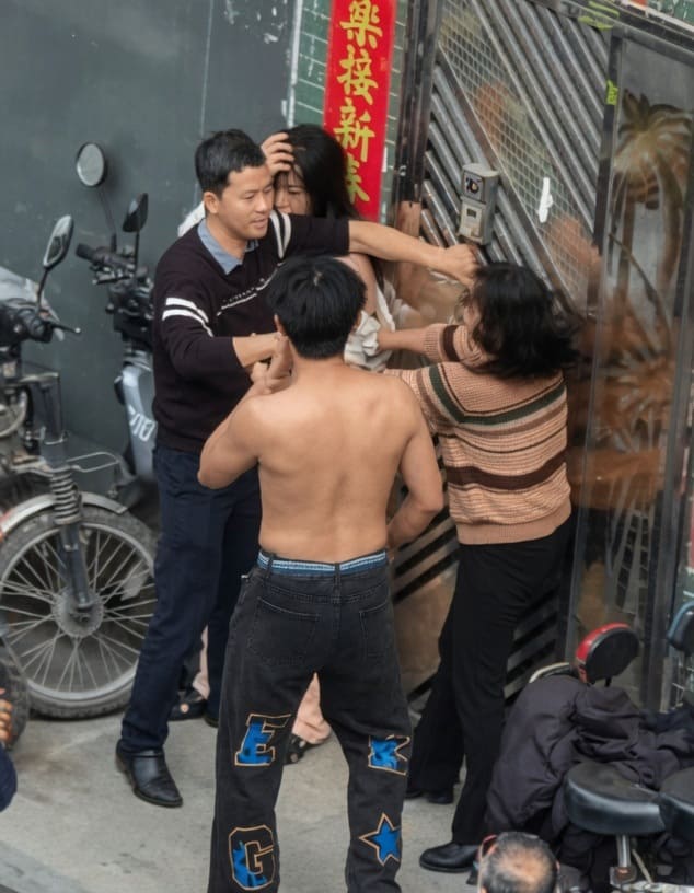 Pelea familiar se desata en plena calle