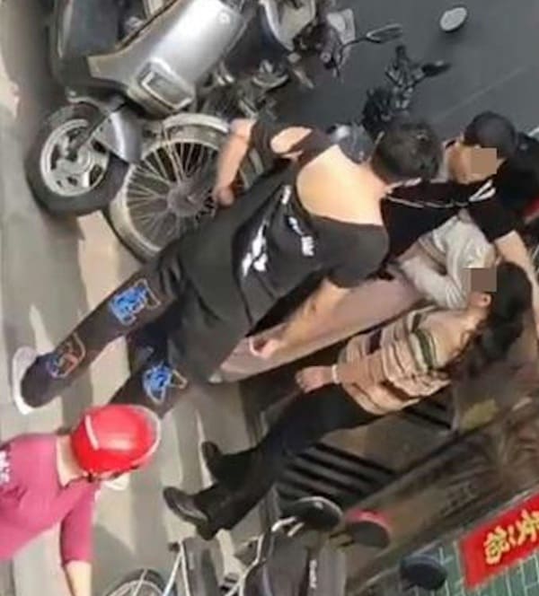 Una mujer descubre a su esposo con amante
