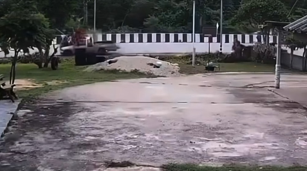 Niño toma camioneta de padres sin autorización y atropella a monjes