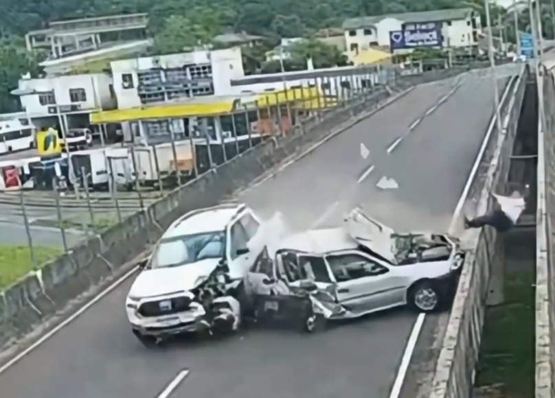 Hombre se detiene en puente para cerrar el capó de su auto y lo atropellan